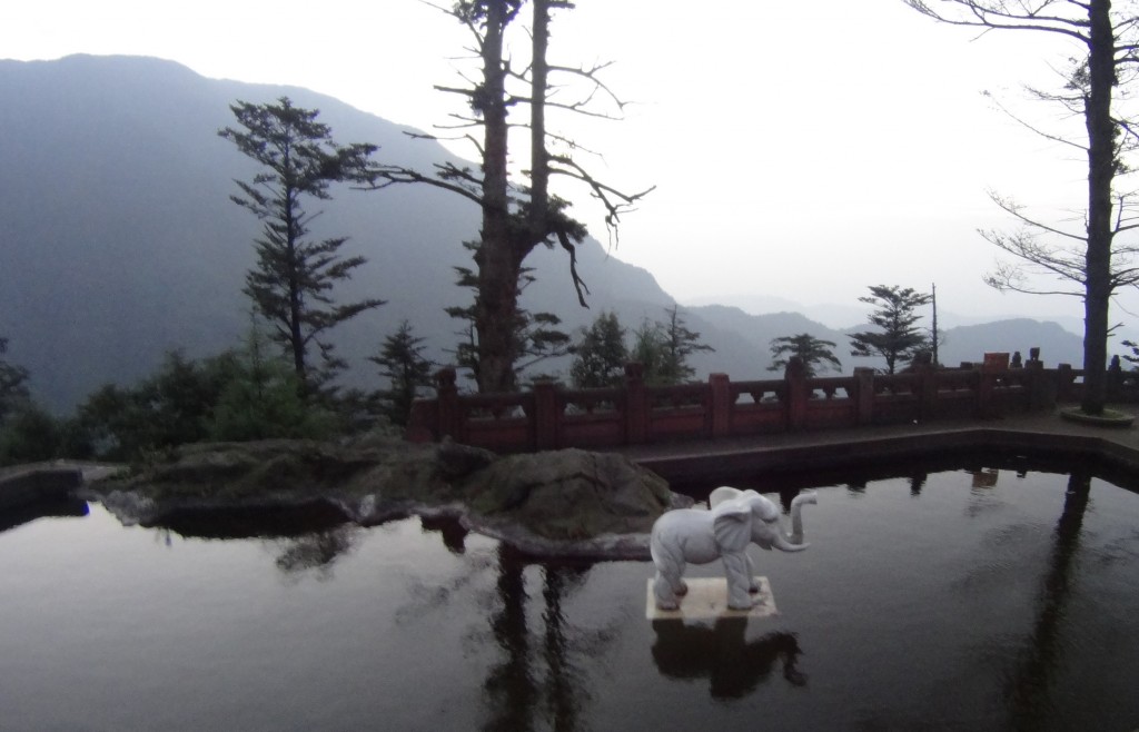 Piscine éléphant Xixiangchi mont Emei