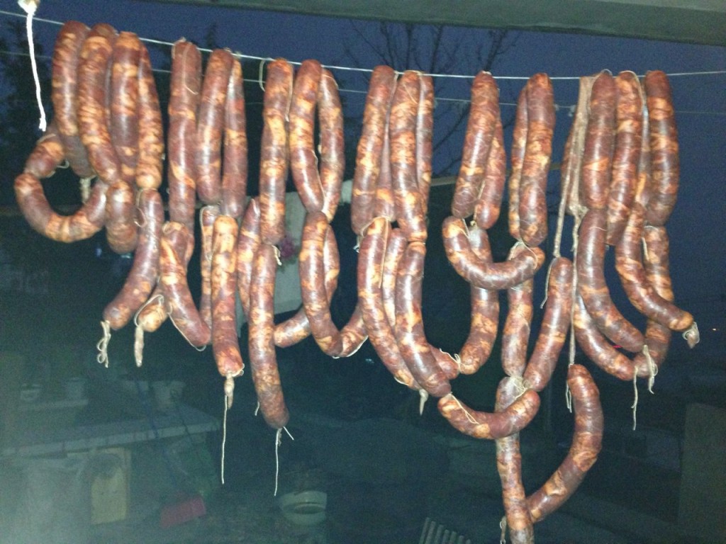 Séchage des saucisses à Leibo